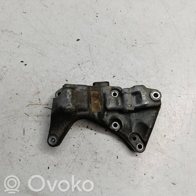Volvo V40 Generator/alternator bracket 