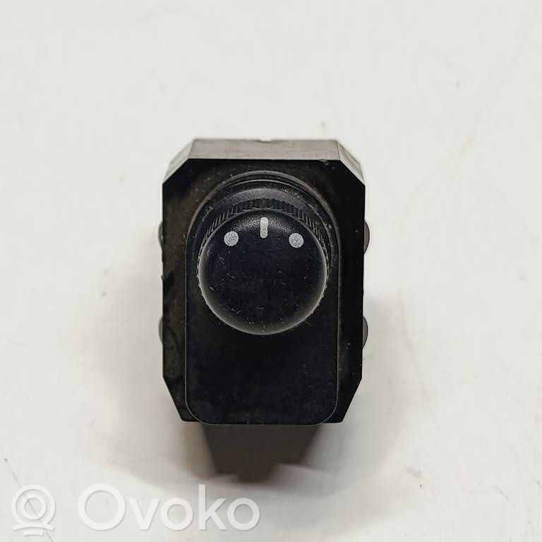 Electric window control switch   62J00,3127T