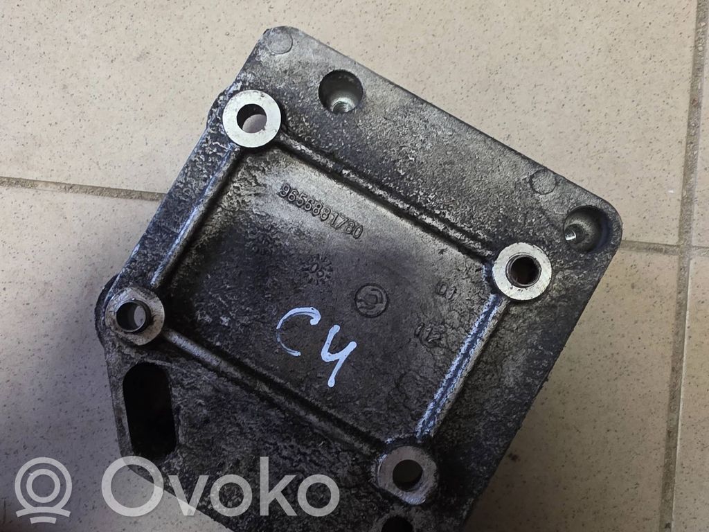 Citroen C4 I Engine mounting bracket 