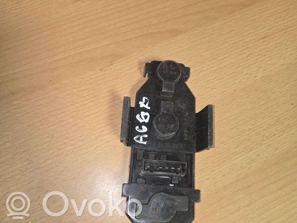 Audi A6 S6 C5 4B Takavalon polttimon suojan pidike 