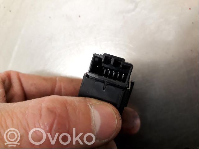 Volvo S90, V90 Przycisk centralnego zamka