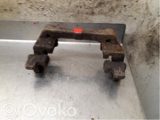 Ford Focus Jarrusatulan tyynyn pidike takana 
