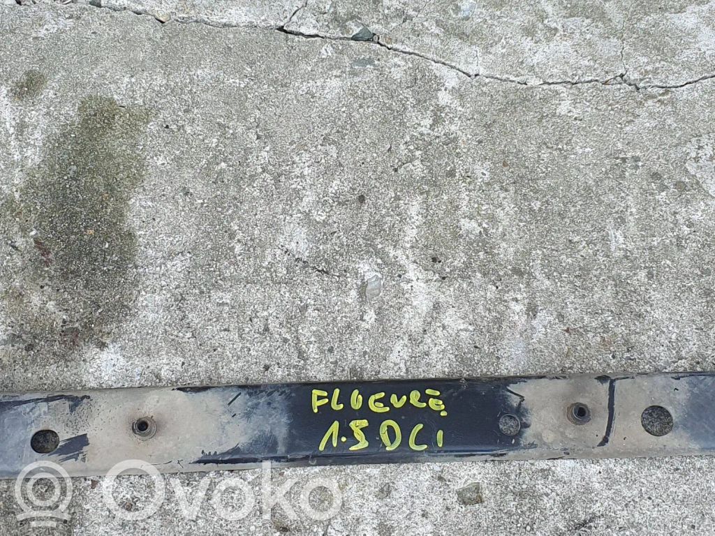 Priekšpusē bampera sastiprinājums