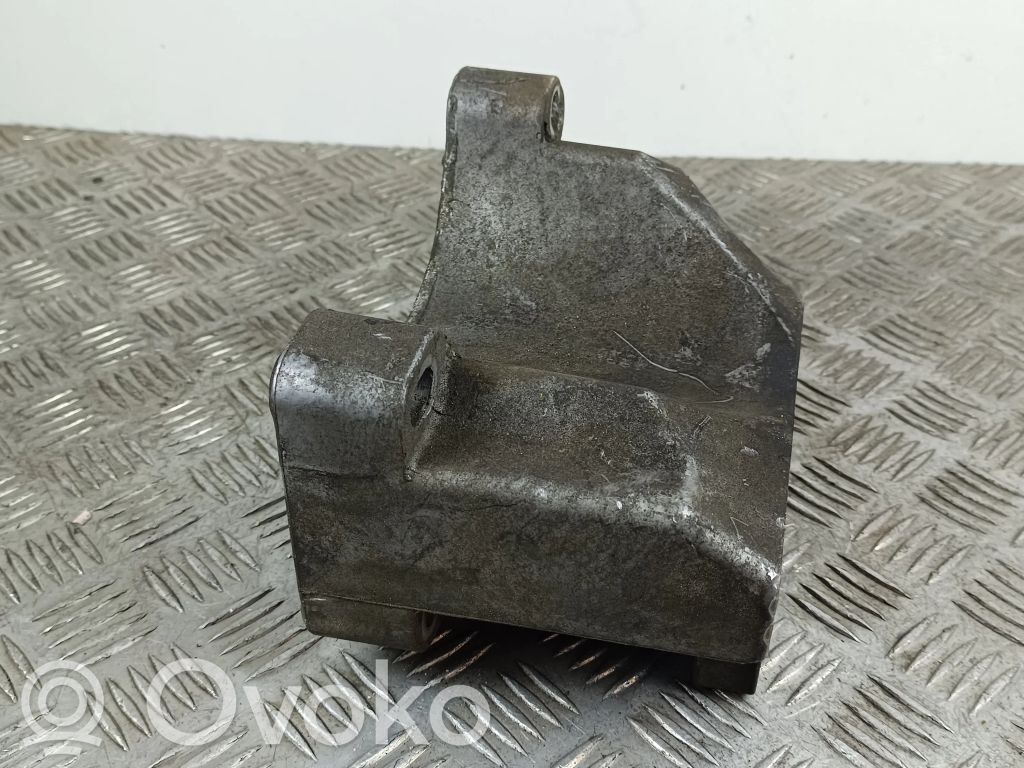 Gearbox mounting bracket   68275992AA