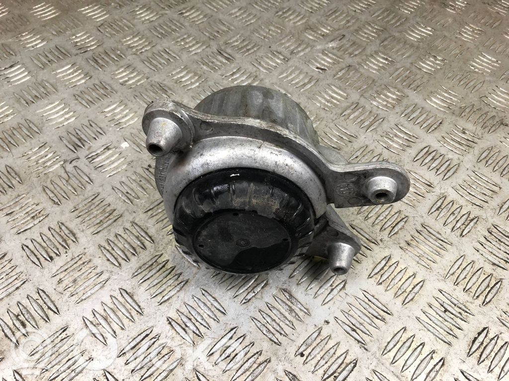 Mercedes-Benz C W205 Engine mount bracket 