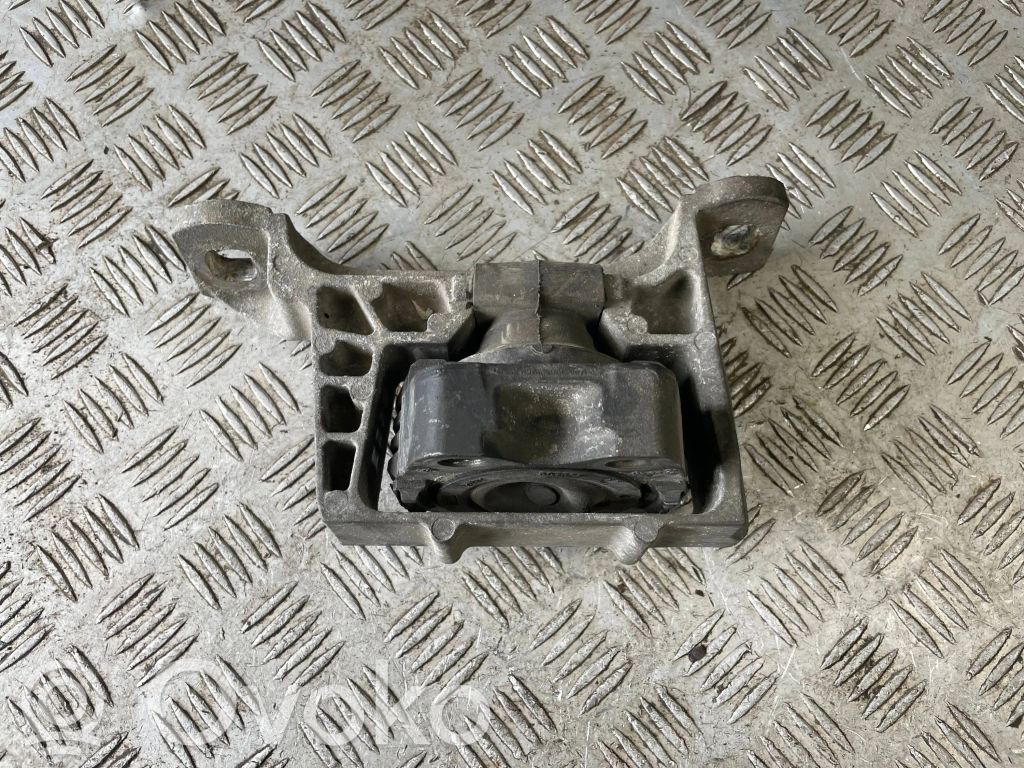 Volvo V40 Engine mount bracket 