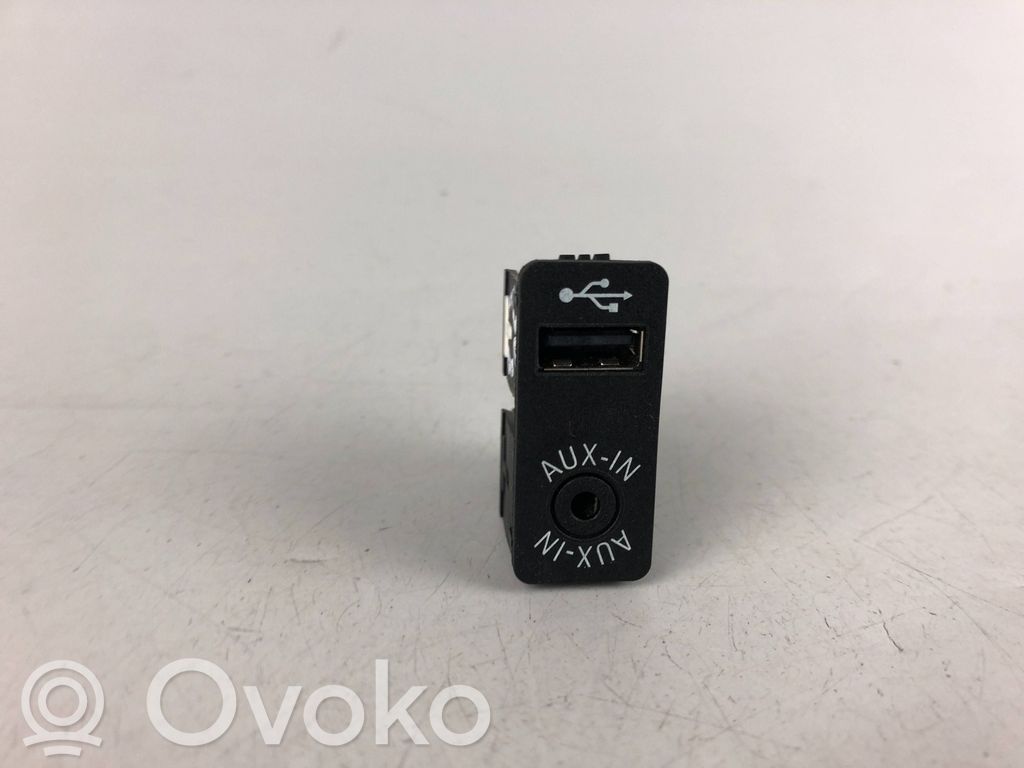 BMW 3 F30 F35 F31 AUX in-socket connector 