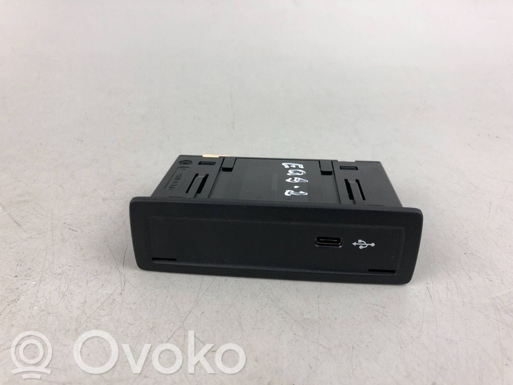 Mercedes-Benz EQA Gniazdo / Złącze USB 