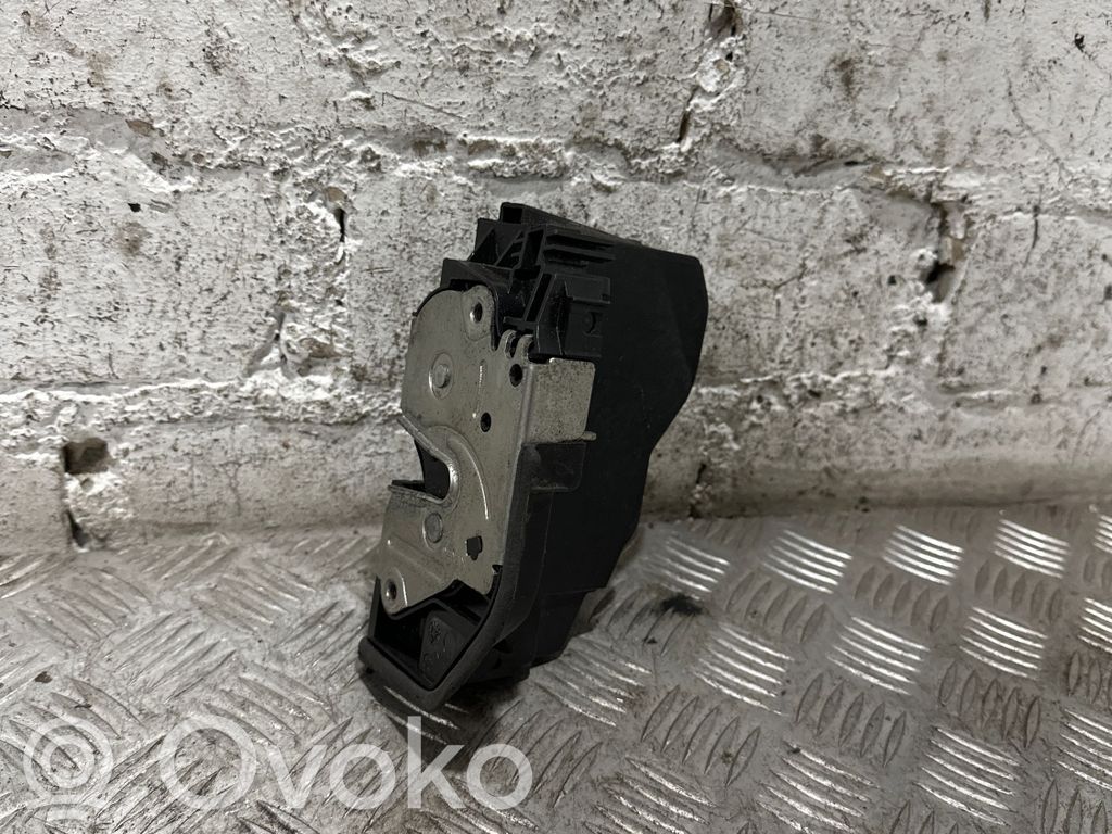 Aizmugurē slēdzene   7202147