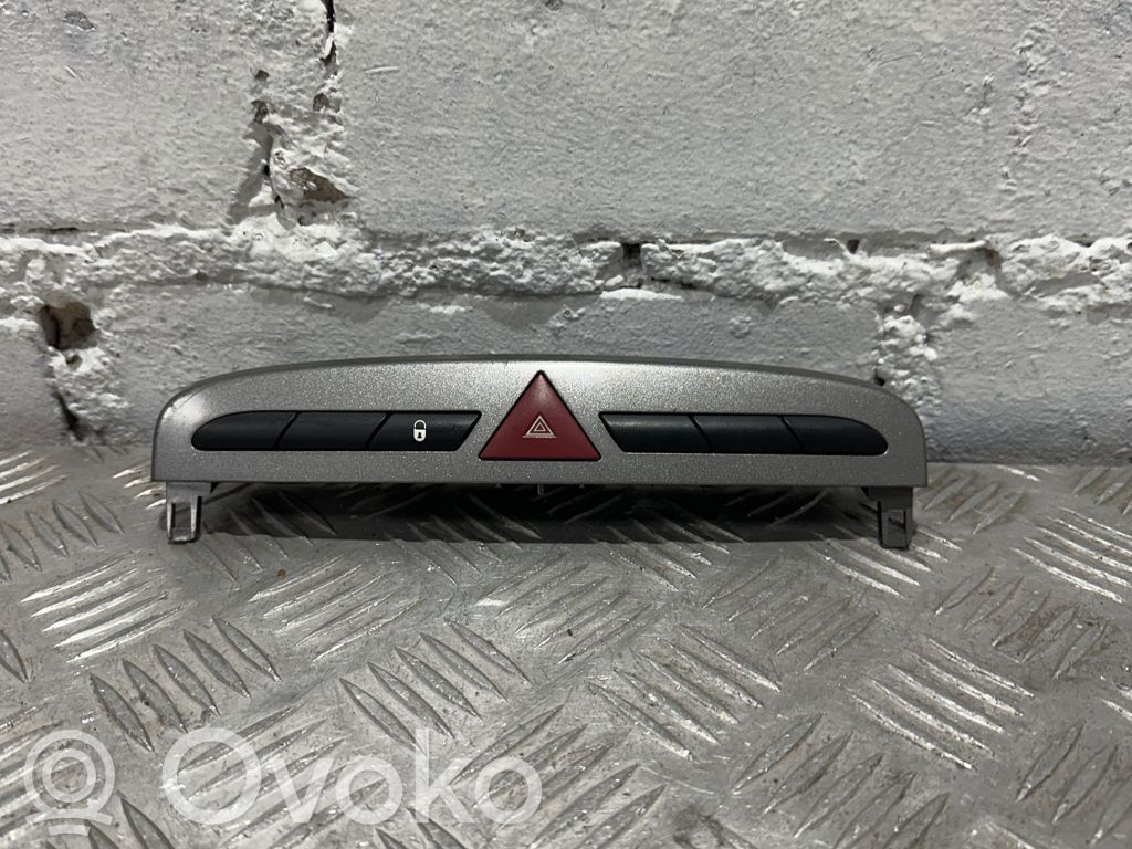 Peugeot 308 Avarinių žibintų jungtukas 