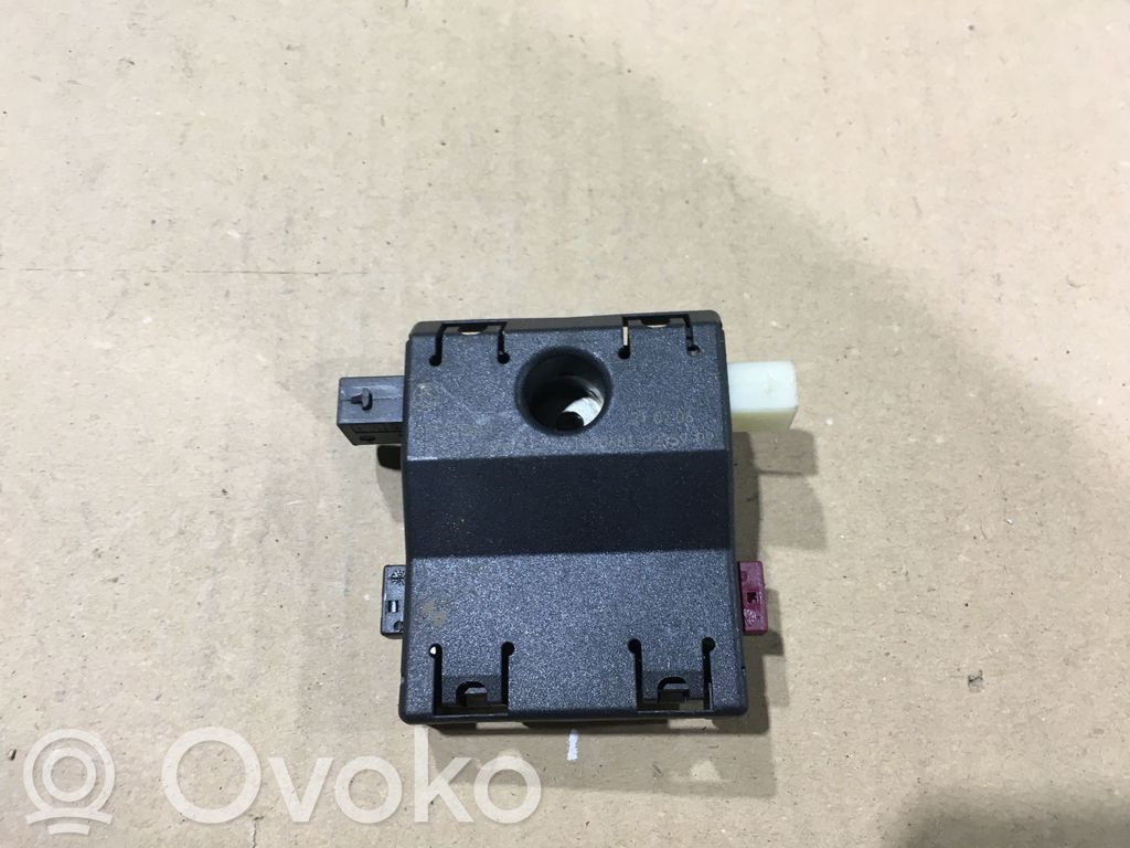 BMW 3 E90 E91 Aerial antenna amplifier 