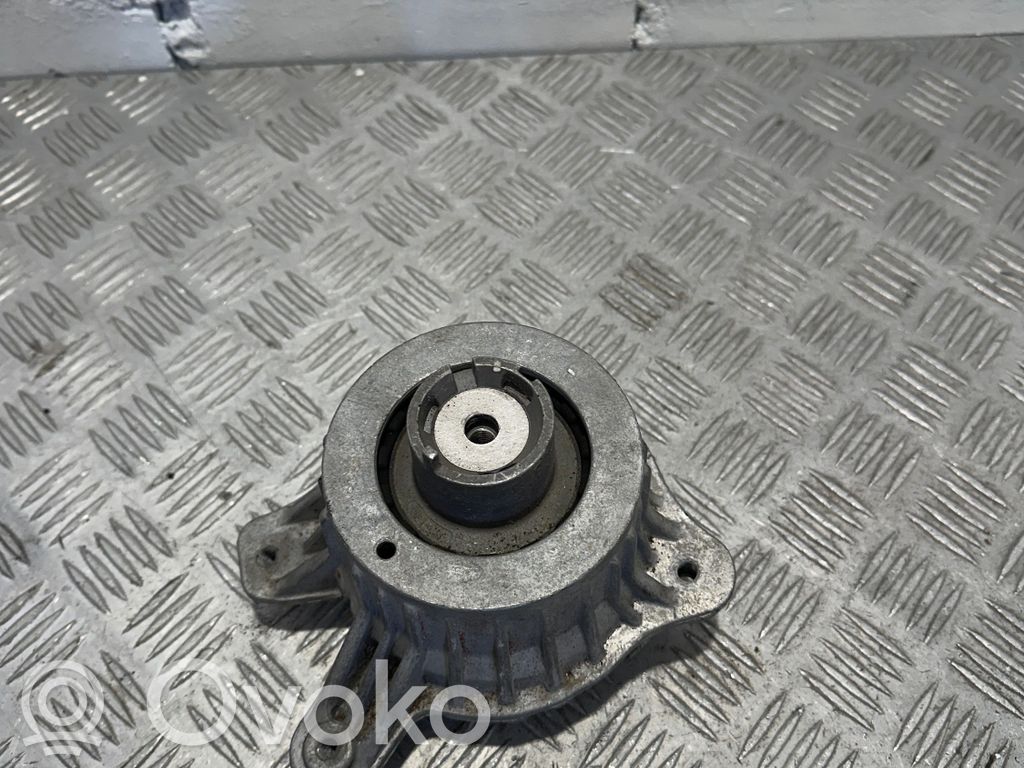 Mercedes-Benz C W205 Engine mount bracket 