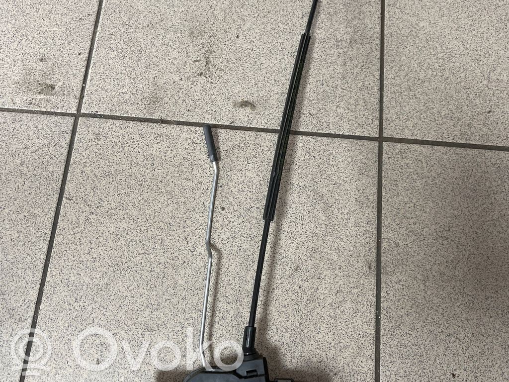 Opel Astra J Rear door lock 