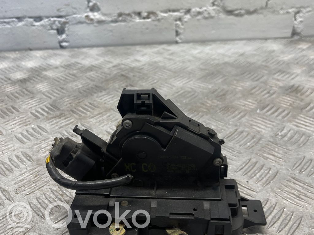 Ford Focus Priekšpusē slēdzene 