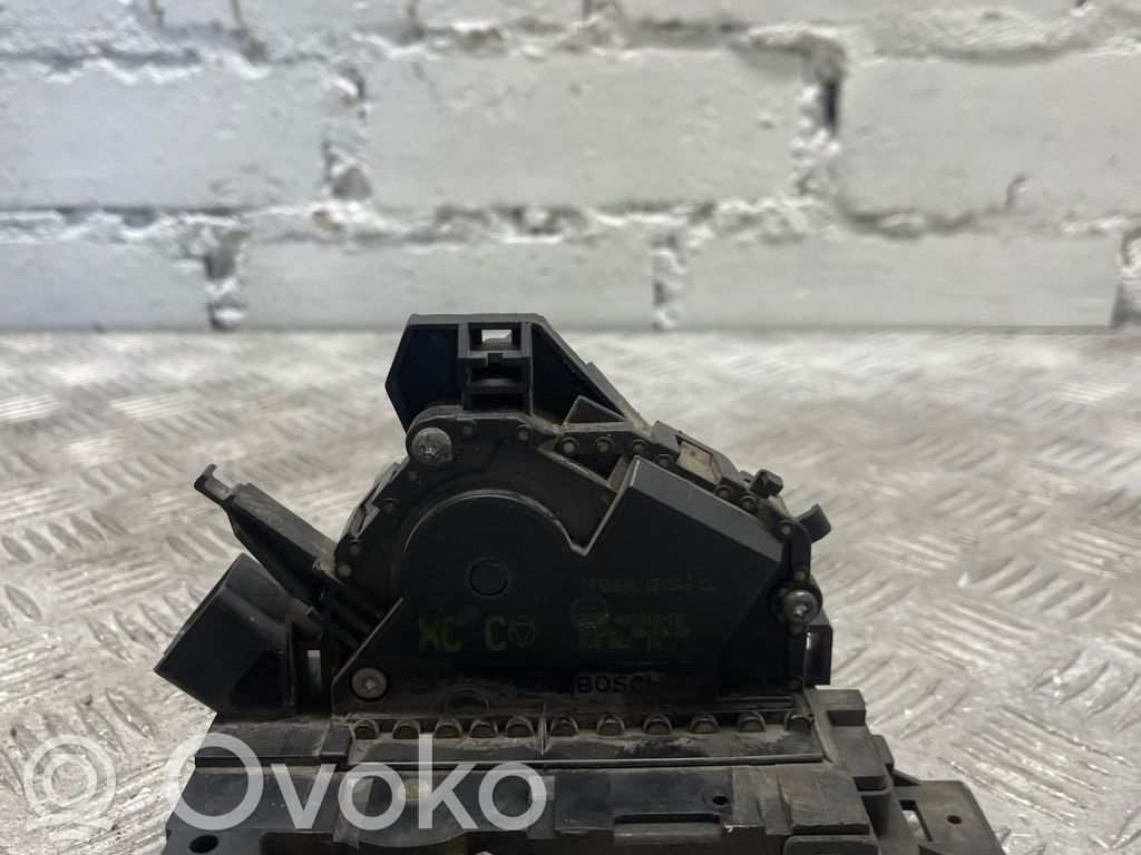 Ford Focus Priekšpusē slēdzene 