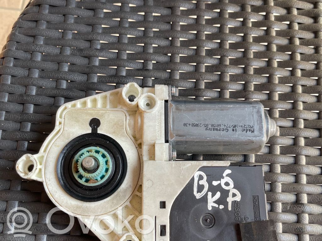 Volkswagen PASSAT B6 Silnik regulatora szyby drzwi przednich 