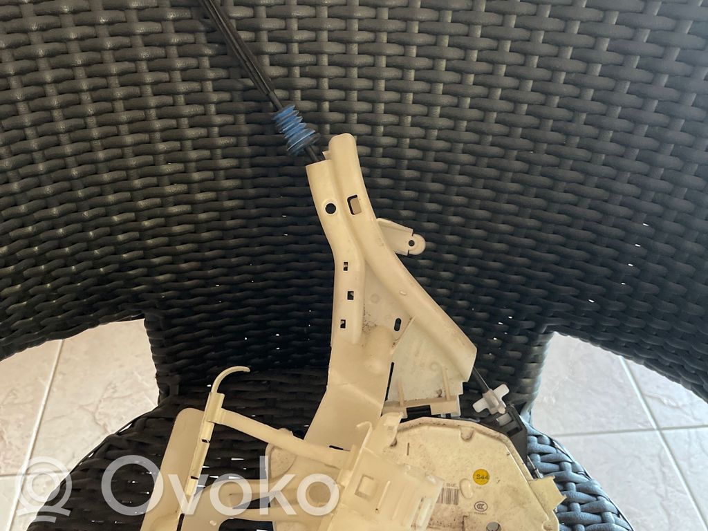 Volkswagen PASSAT B7 Front door lock 