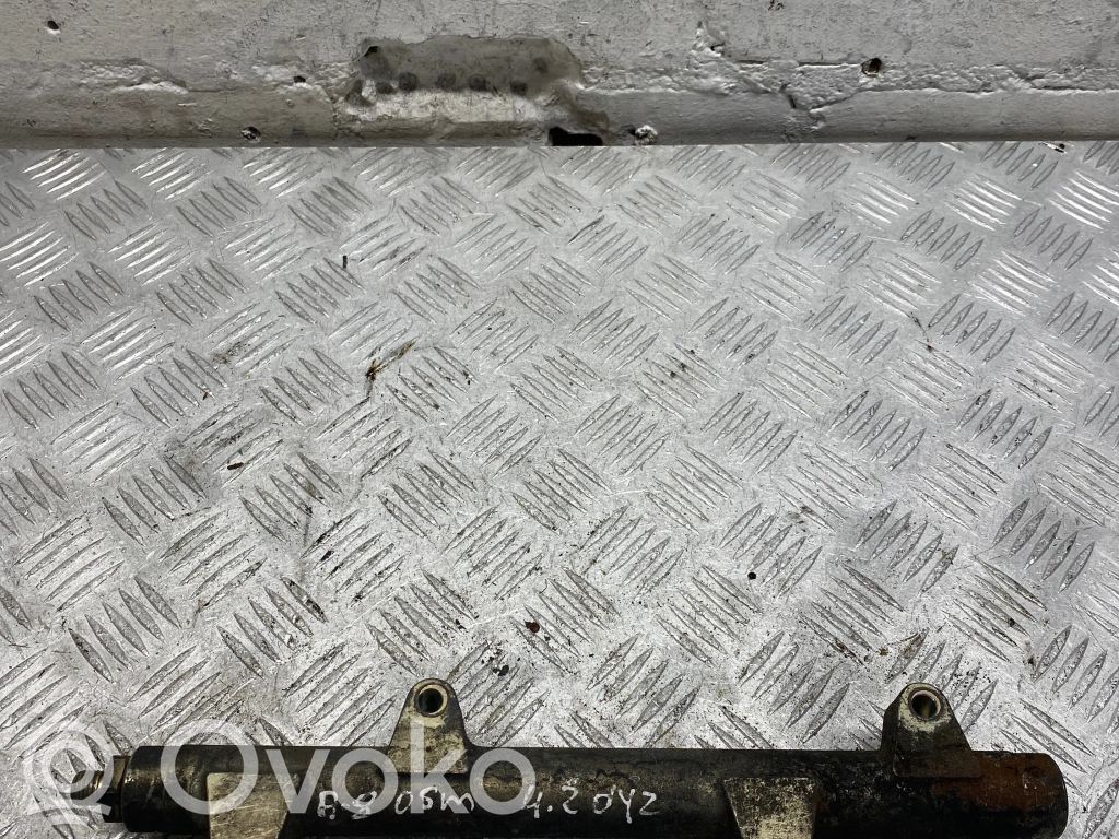 Audi A8 S8 D3 4E Tuyau de conduite principale de carburant 