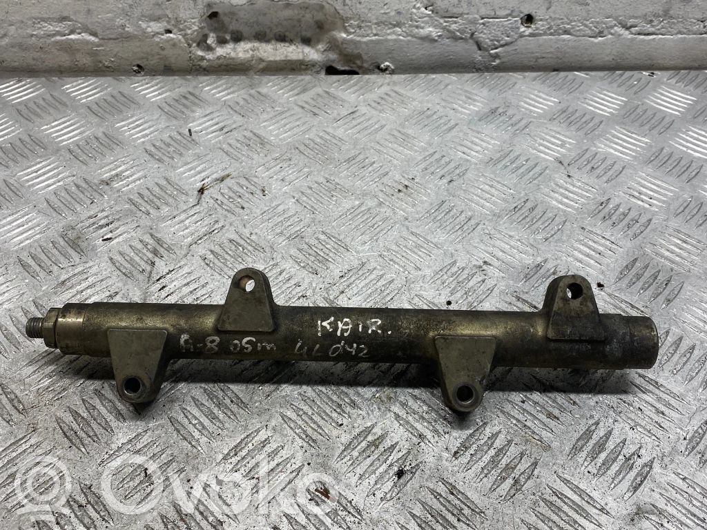 Audi A8 S8 D3 4E Tuyau de conduite principale de carburant 