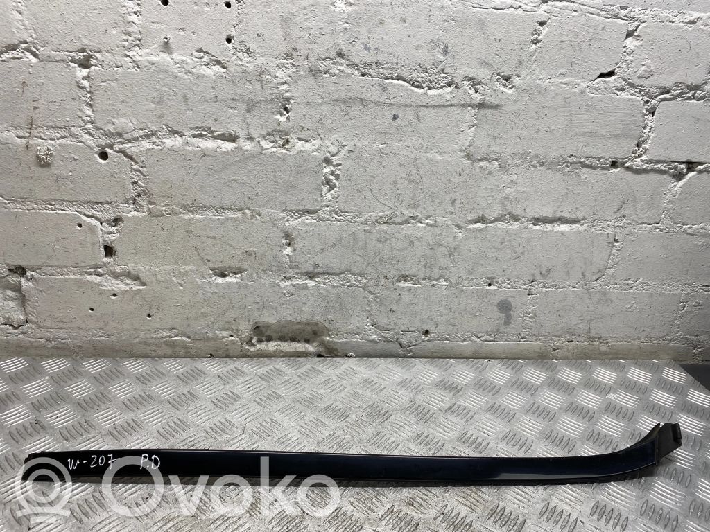 Mercedes-Benz E C207 W207 Listwa szyby czołowej / przedniej 