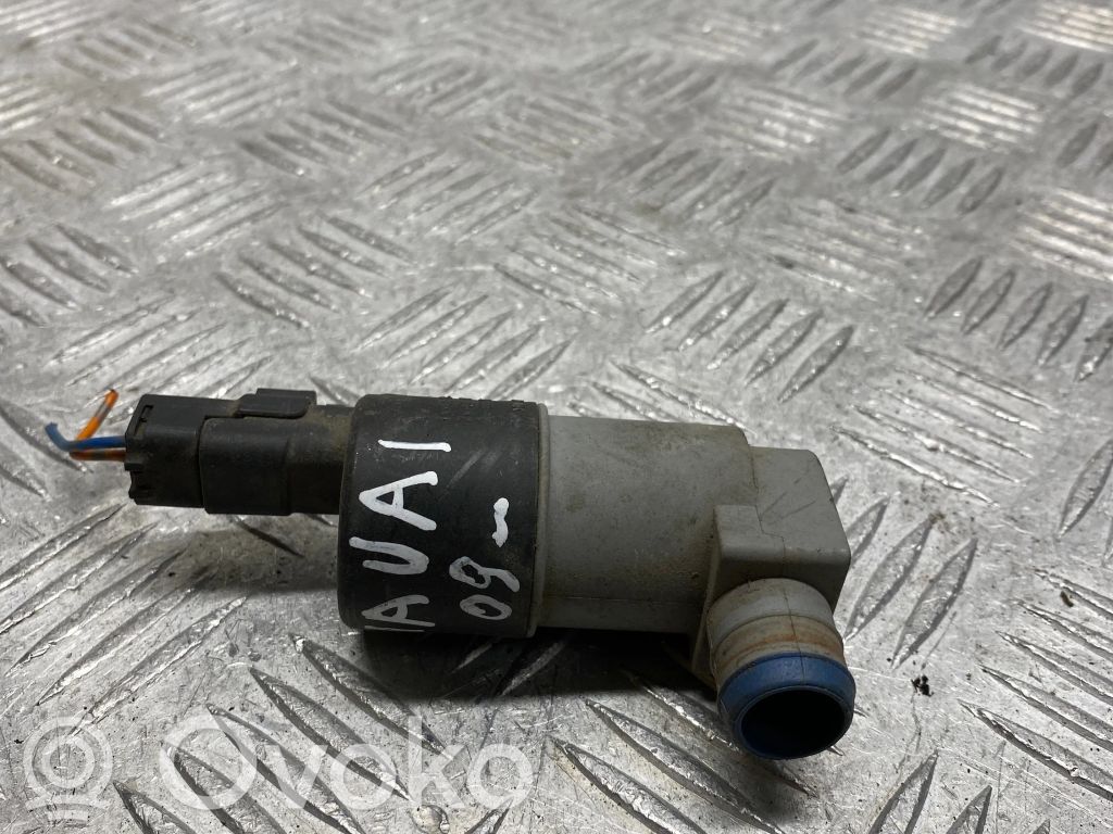 Nissan Navara D40 Windscreen/windshield washer pump 