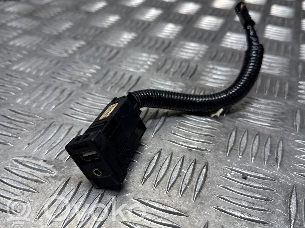Toyota Avensis T270 USB socket connector 