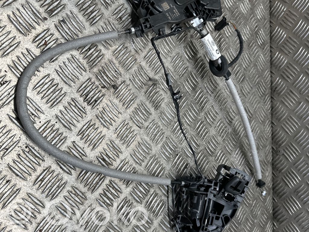 Volkswagen Golf VIII Zamek drzwi tylnych 