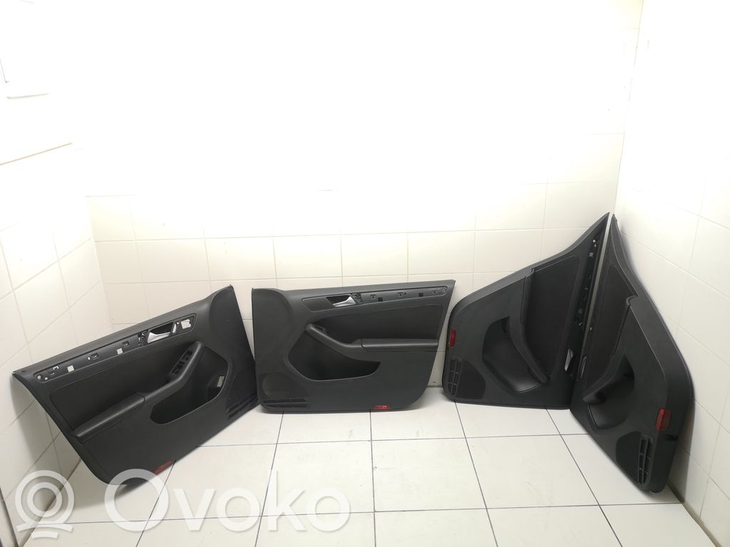 Volkswagen Jetta VI Boczki / Tapicerka drzwi / Komplet 