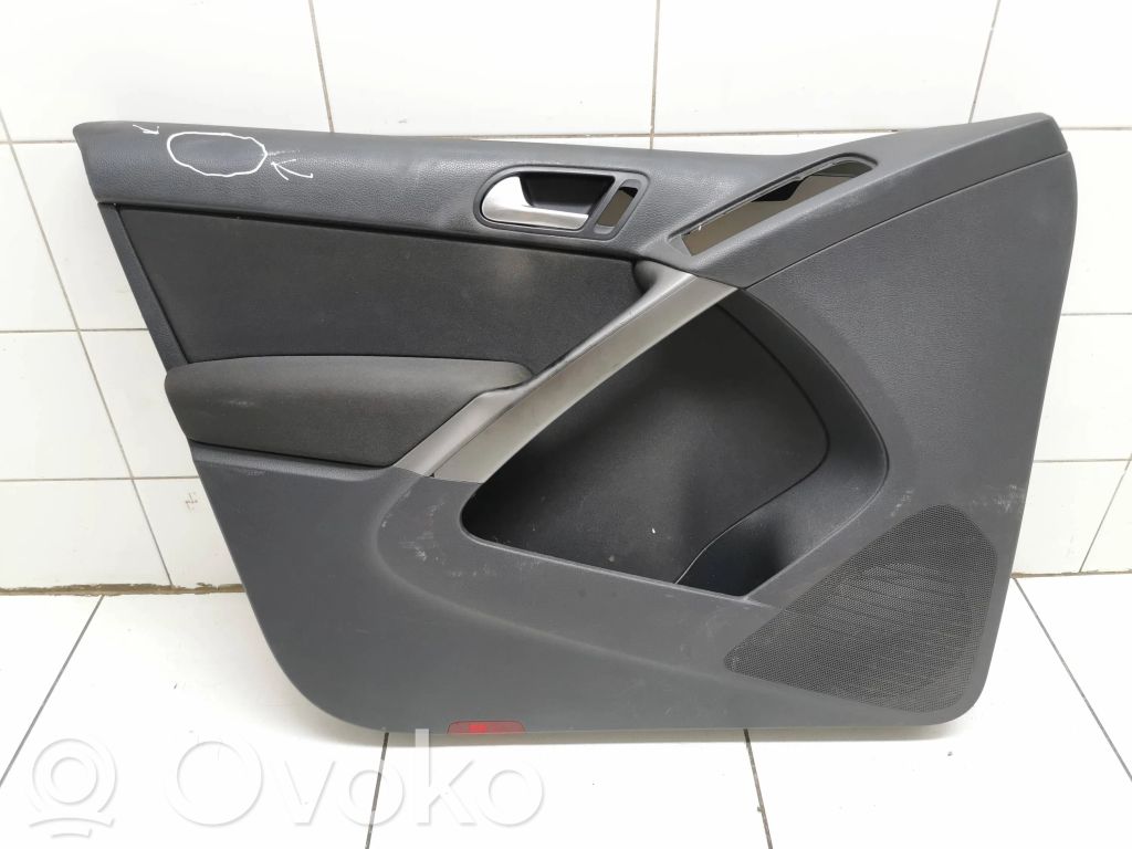 Volkswagen Tiguan Boczki / Poszycie drzwi przednich 