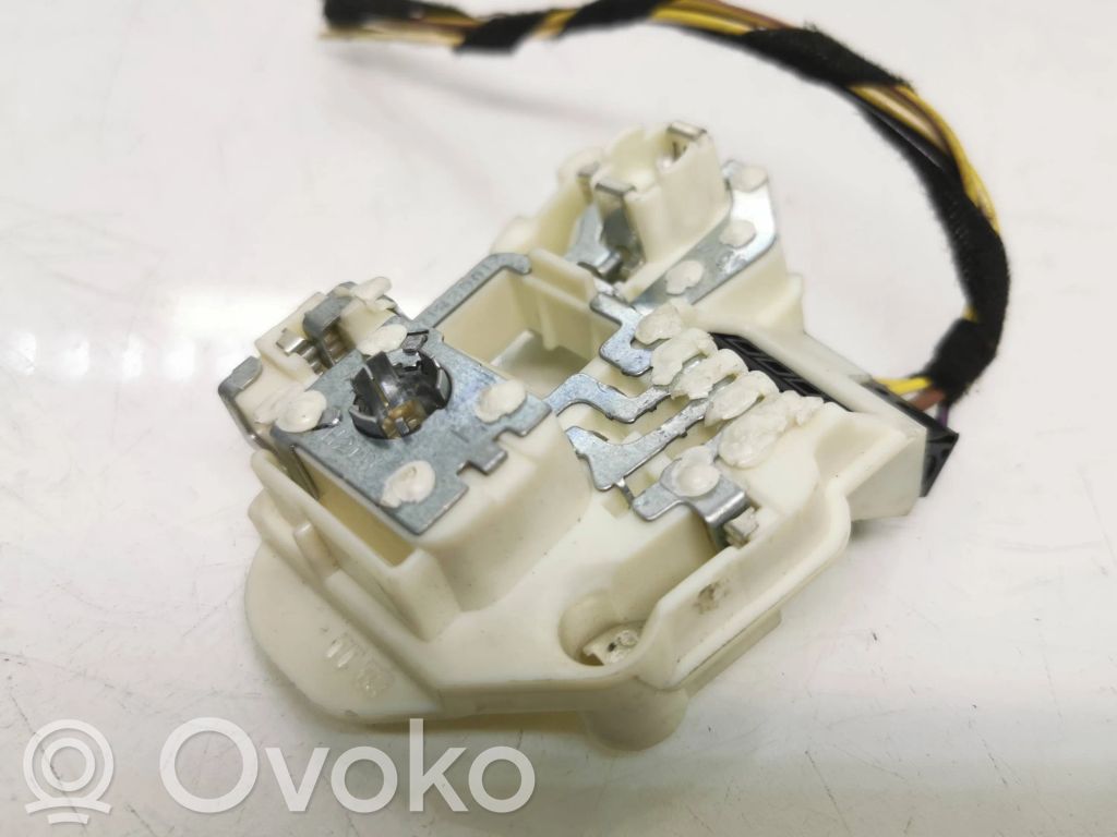 BMW 3 E90 E91 Takavalon polttimon suojan pidike 