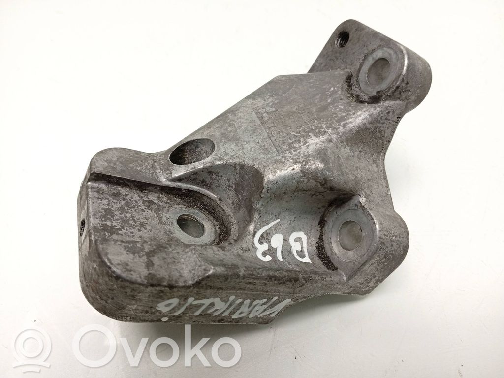 Volvo XC70 Engine mounting bracket 