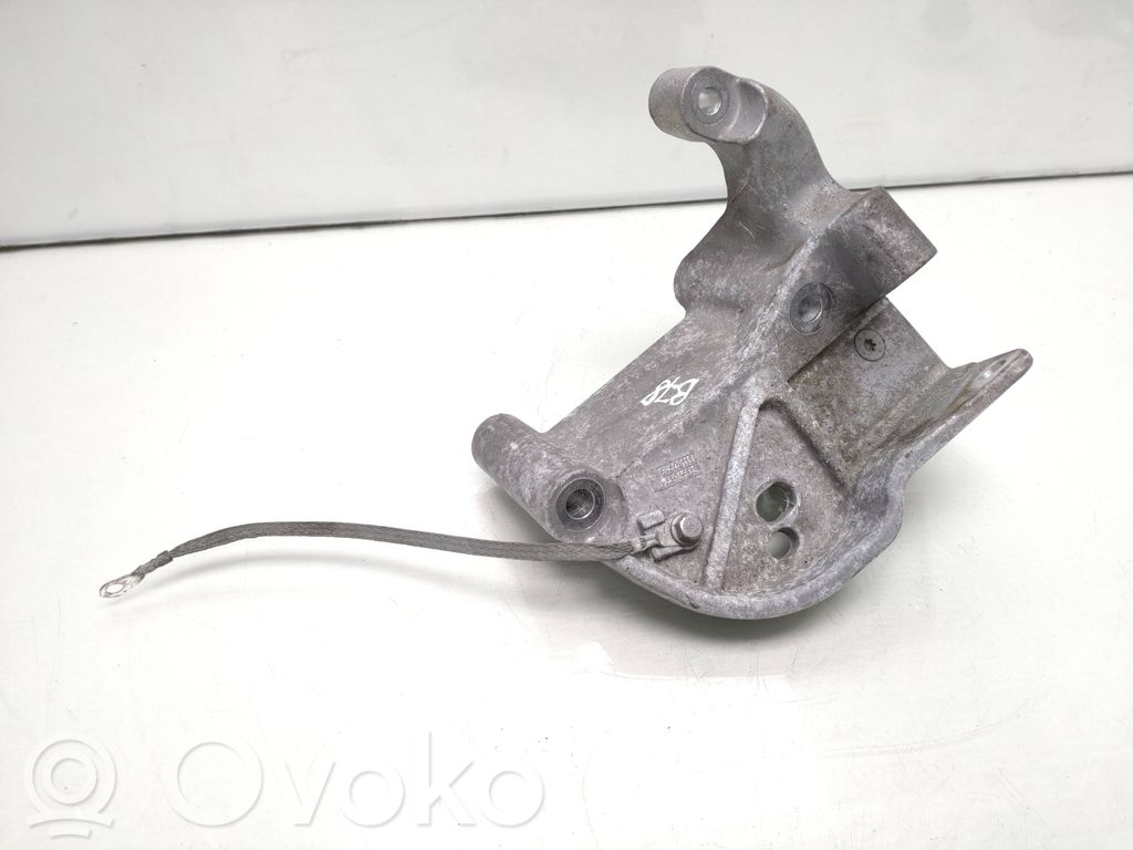 Volvo V40 Engine mounting bracket 