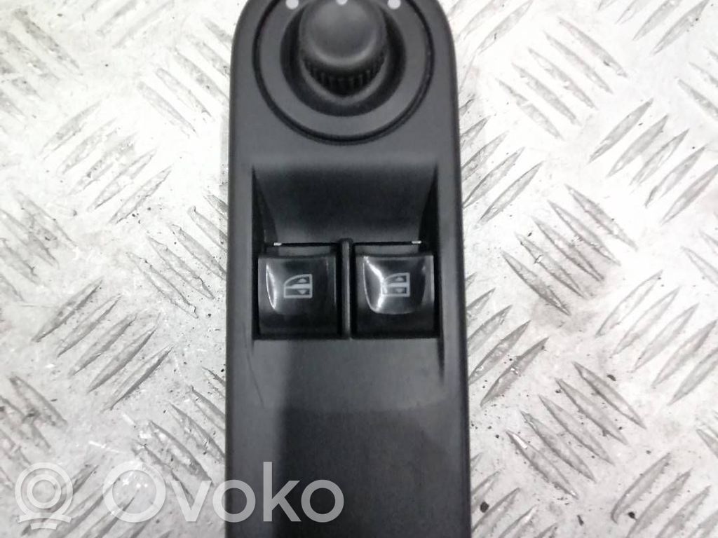 Renault Clio IV Electric window control switch 