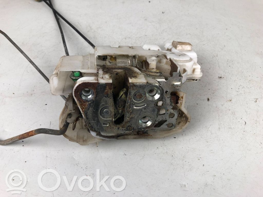 Priekšpusē slēdzene   61031AG032,61039AG010