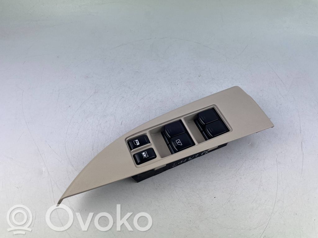 Subaru Legacy Electric window control switch 
