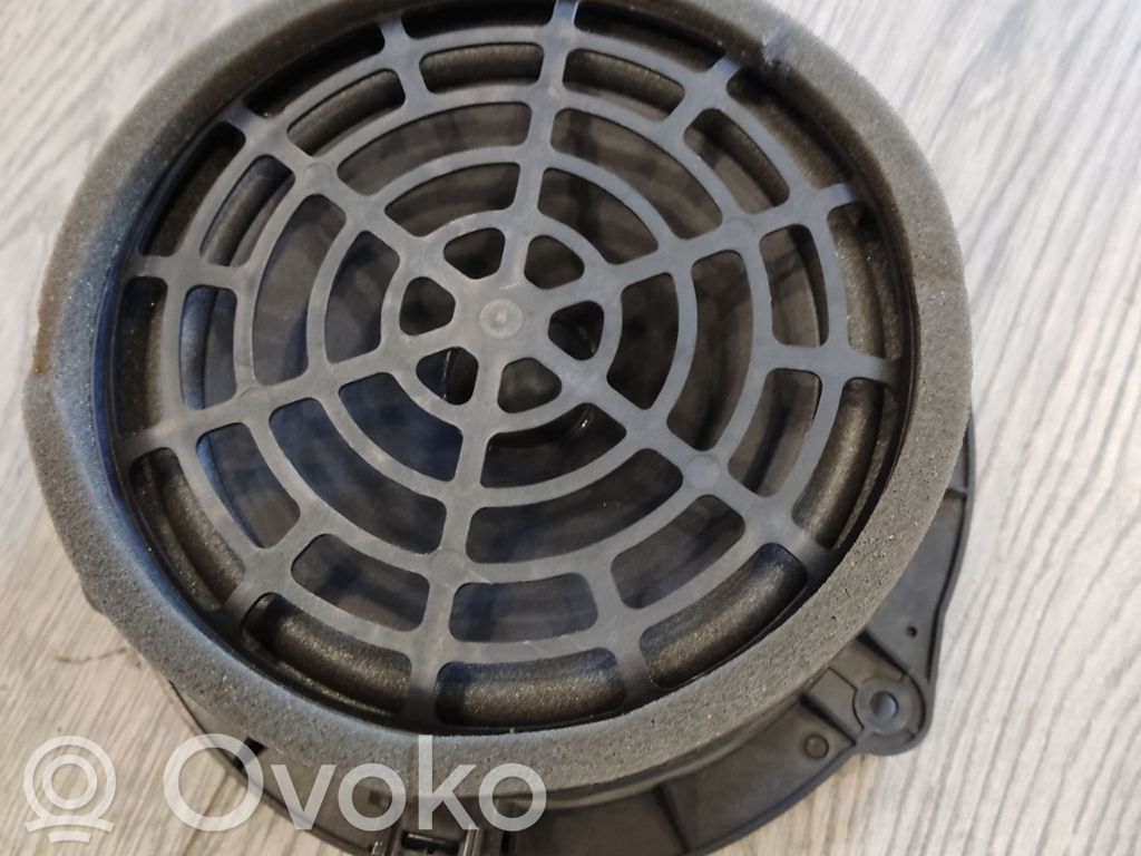 Audi A8 S8 D4 4H Takaoven kaiutin 
