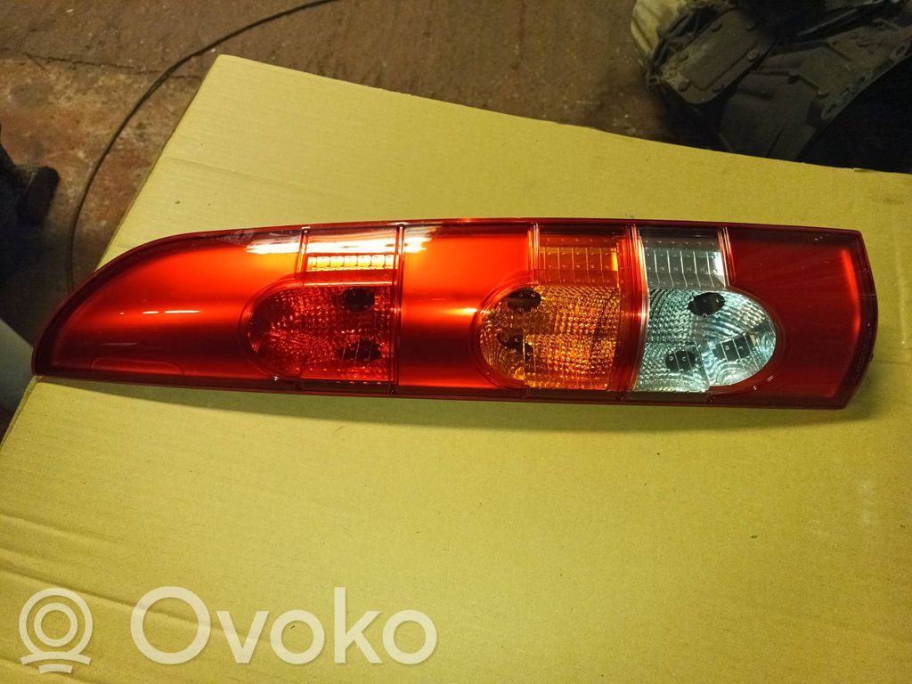 Renault Kangoo I Aizmugurējais lukturis virsbūvē 