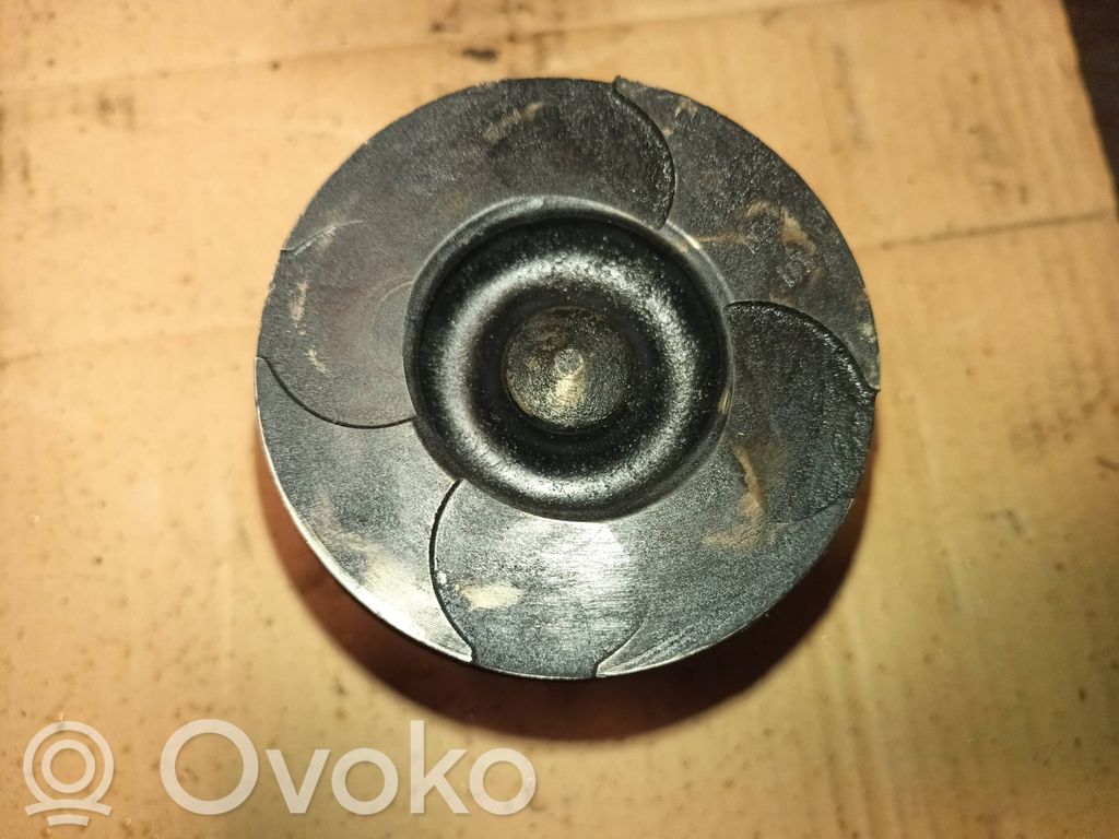 Renault Master II Piston 