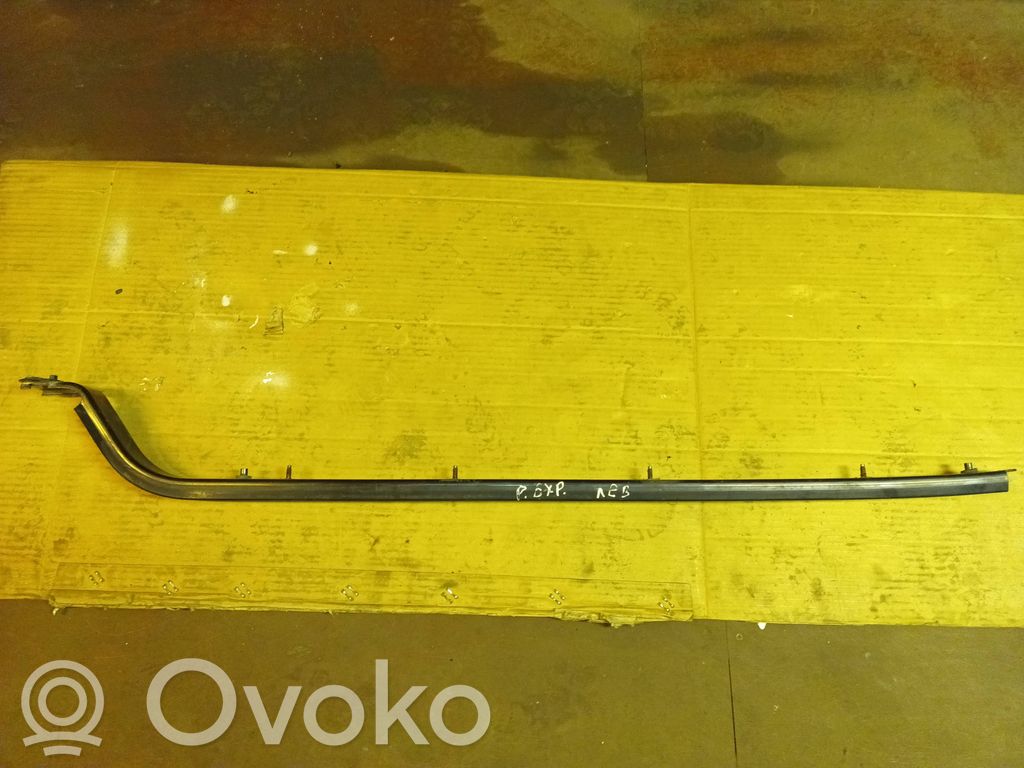 Sliding door middle roller runner