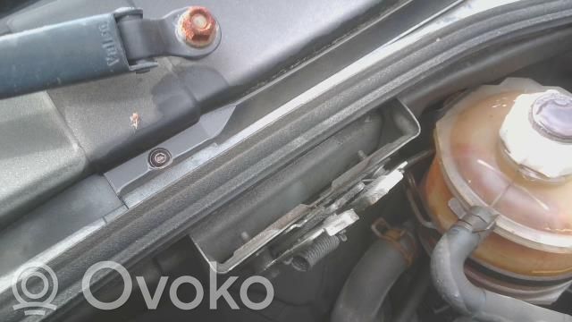 Renault Clio I Dzinēja pārsega slēdzene 