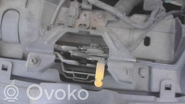Ford Fiesta Konepellin lukituksen vastakappale 