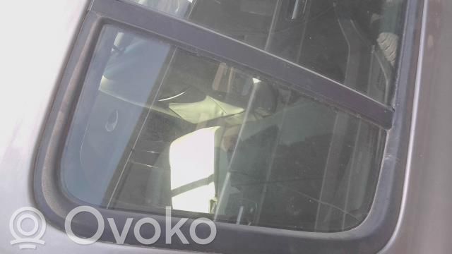 Renault Clio III Ventanilla de ventilación de la puerta trasera 