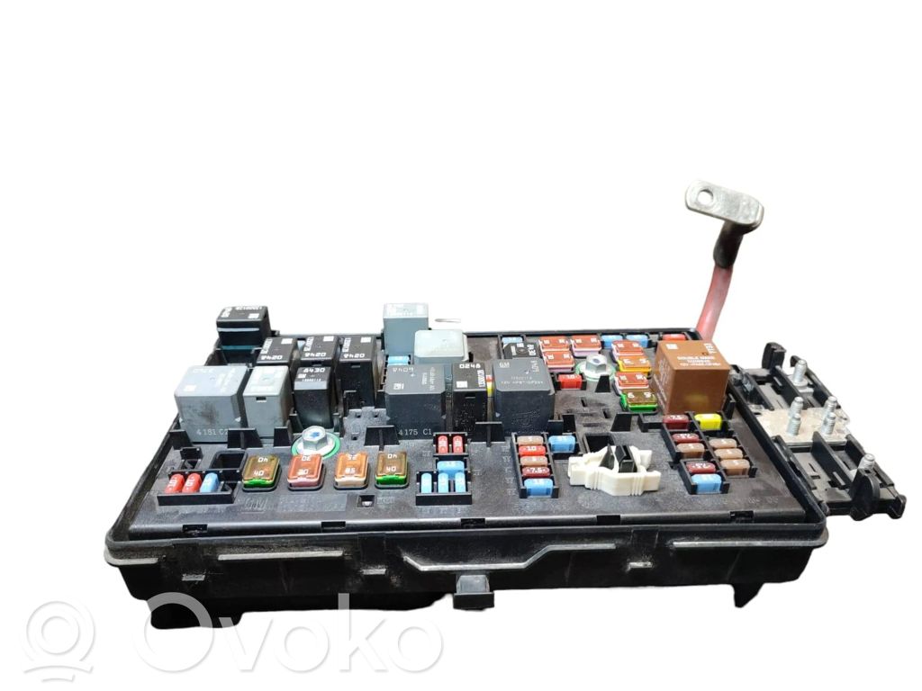 Opel Insignia A Juego de caja de fusibles 