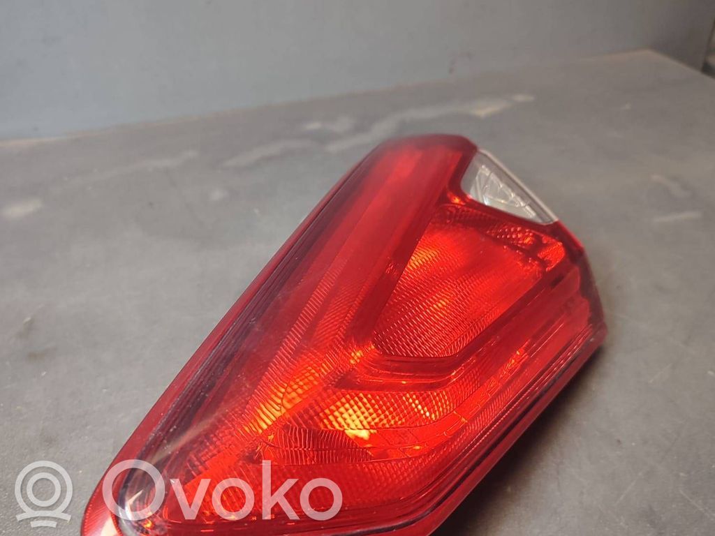 Nissan Pulsar Galinis žibintas dangtyje 