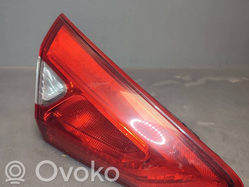 Nissan Pulsar Galinis žibintas dangtyje 
