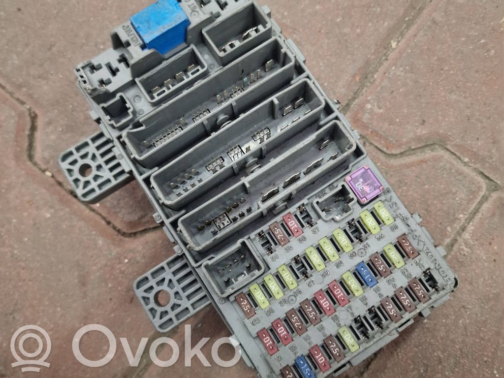 Ramka / Moduł bezpieczników   37842RN,070823