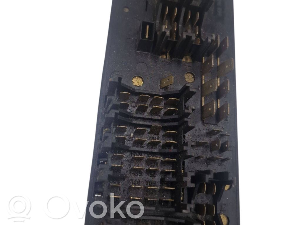 Audi A4 S4 B5 8D Drošinātāju bloks 