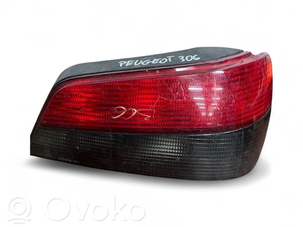 Peugeot 306 Galinis žibintas kėbule 