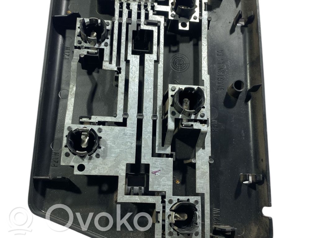 Ford Escort Aizmugures spuldzes vāka turētājs 