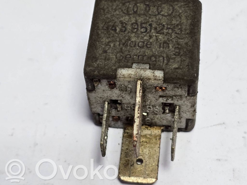 Audi A4 S4 B5 8D Muu rele 